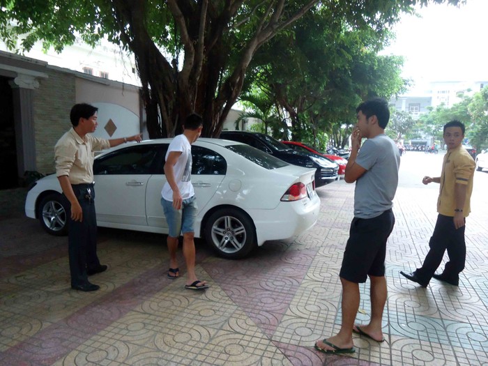 Phan Thanh Hưng lái thử xe của thầy Hoàng Anh Tuấn.